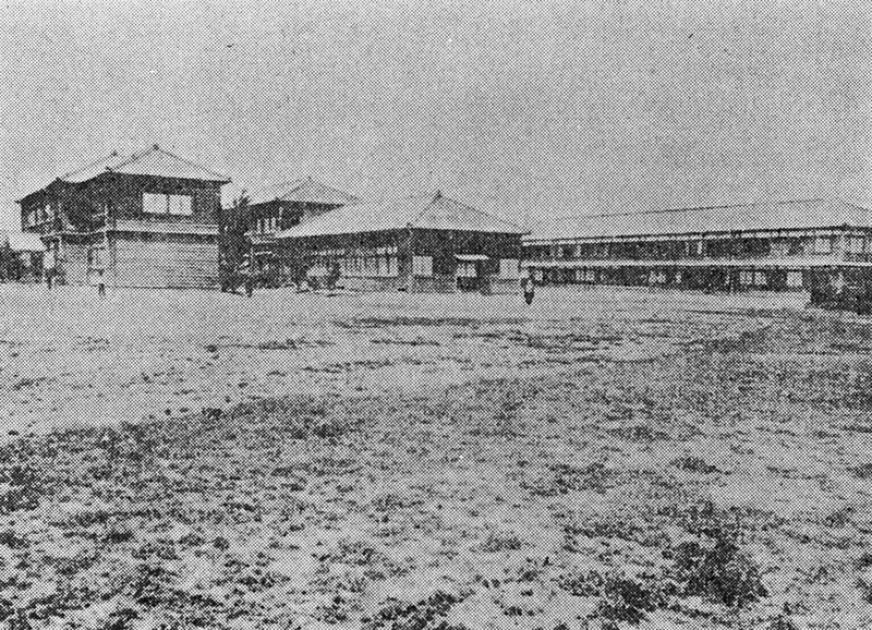 1902年　第三中学林創立10周年を記念して撮影された大久伝校舎