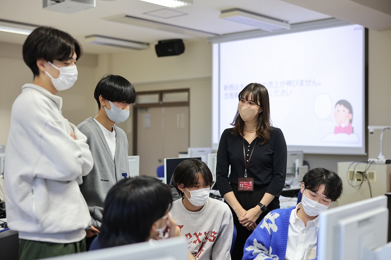 ゼミ生と触れ合うジョーダン真里菜さん