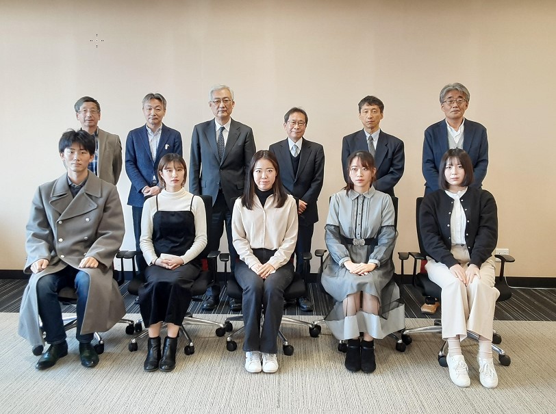 前列左から、横山 碧さん(マレーシア)、北森陽菜さん(イギリス)、福岡葉奈さん(韓国)、田中里美さん(韓国)鈴木凜さん(韓国)