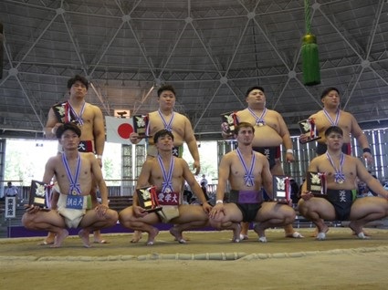 各階級の優勝者　前列左から2番目が村山謙さん